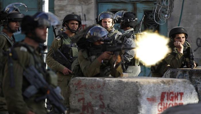 جنود الاحتلال يطلقون النار تجاه فلسطينيين - أرشيفية
