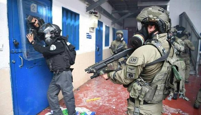 مواجهات بين الأسرى الفلسطينيين وقوات الاحتلال في سجن النقب