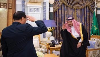 وزير الدفاع الصيني يؤدي التحية العسكرية لخادم الحرمين الشريفين
