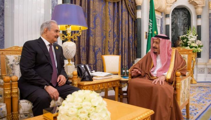 الملك سلمان بن عبدالعزيز آل سعود خلال لقائه المشير حفتر