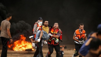 شاب فلسطيني محمولا بعد إصابته في مسيرات العودة بغزة- أرشيفية