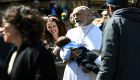 بالصور.. الممثل جون مالكوفيتش يرتدي زي البابا ويبهج الحشود بالفاتيكان