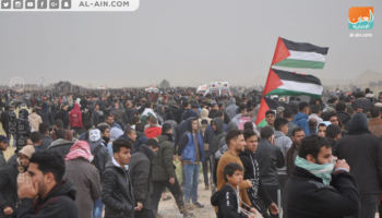عشرات الآلاف من الفلسطنيين يتظاهرون بالقرب من السياج الحدودي