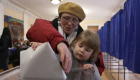 بدء التصويت في انتخابات الرئاسة بأوكرانيا وممثل كوميدي الأوفر حظا