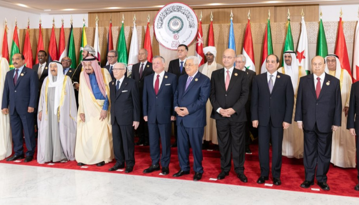 صورة جماعية للقادة العرب المشاركين في قمة تونس 
