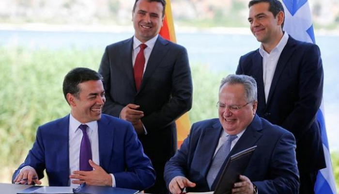 لحظة توقيع الاتفاقية بين رئيسي وزراء مقدونيا واليونان- أرشيفية