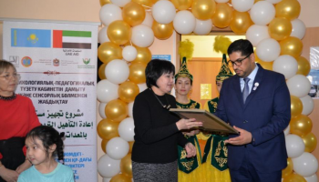 سفير دولة الإمارات لدى كازاخستان أثناء زيارته المستشفى