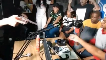 اللصوص يسرقون الضحايا أثناء البث المباشر 