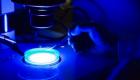 اكتشفه العلماء بالصدفة.. الضوء الأزرق يقضي على "الجراثيم الخارقة"