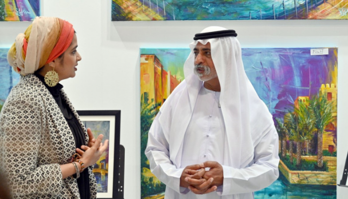 نهيان بن مبارك يزور معرض "فنون العالم دبي"