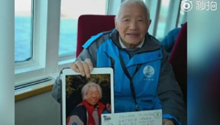 عجوز يسافر إلى القارة القطبية بصحبة صورة زوجة المتوفية