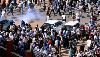 السودانيون يواصلون الاعتصام أمام قيادة الجيش-أرشيفية