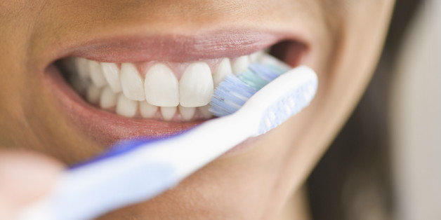  عادات تدمر أسنانك.. قضم الأظافر أبرزها 78-135430-teeth-habits-toothpaste-nails-8