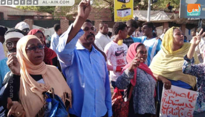 محتجون سودانيون يعتصمون أمام قيادة الجيش