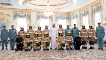 محمد بن زايد يستقبل الدفعة الأولى من الإطفائيات الإماراتيات