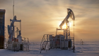 تلميح روسيا بزيادة إنتاجها يهبط بأسعار النفط 
