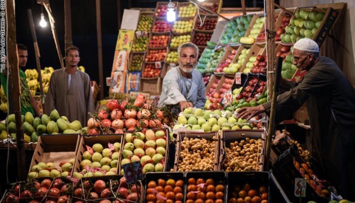 بائع للفاكهة في أحد أسواق مصر - أرشيف