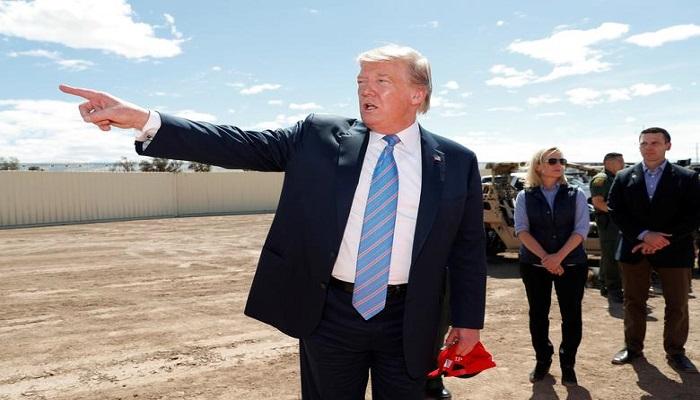 الرئيس الأمريكي دونالد ترامب خلال زيارته الحدود الأمريكية المكسيكية