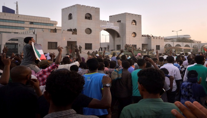 متظاهرون سودانيون يواصلون الاعتصام أمام مقر القيادة العامة - رويترز