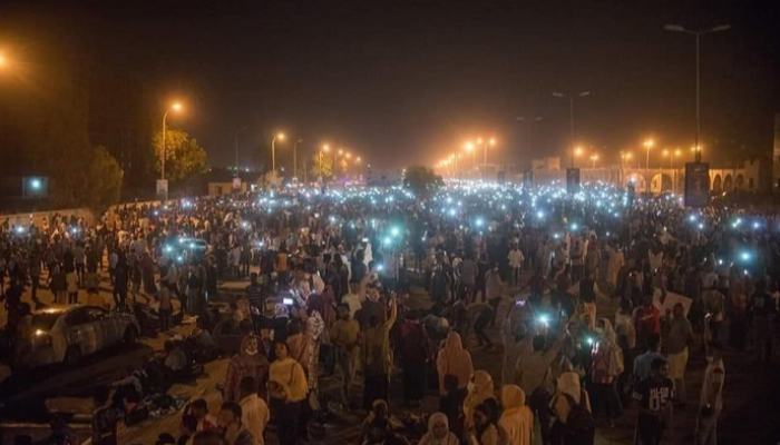 آلاف السودانيين يواصلون اعتصامهم أمام مقر قيادة الجيش بالخرطوم