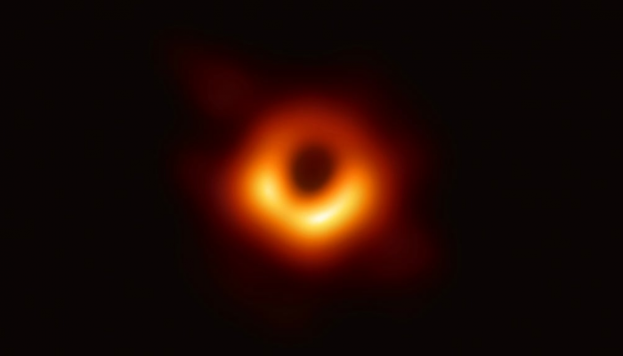 التقاط أول صورة لثقب أسود