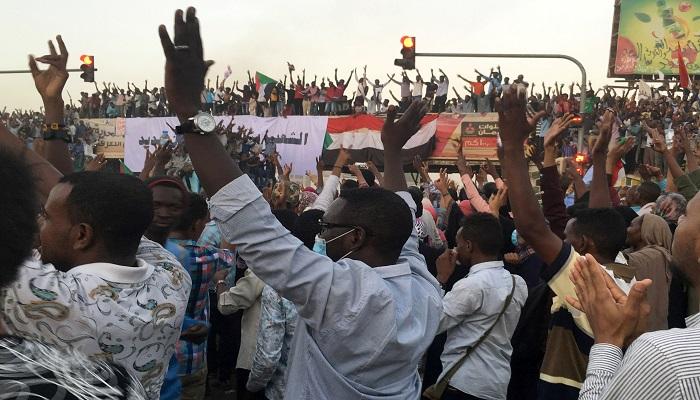 السودانيون يواصلون الاعتصام أمام مقر القيادة العامة للجيش