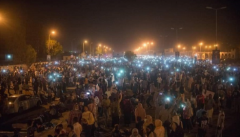 آلاف السودانيين يواصلون اعتصامهم أمام مقر قيادة الجيش بالخرطوم