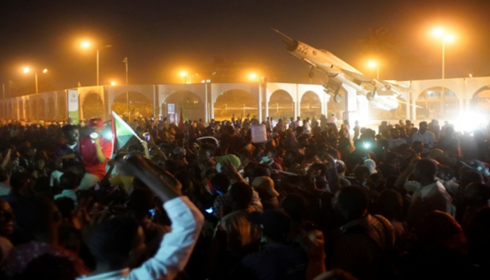 السودانيون يحتشدون أمام مقر وزارة الدفاع- رويترز
