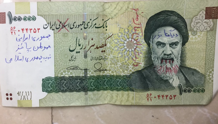 تدوينات مناهضة للحكم الديني عبر العملات الورقية في إيران