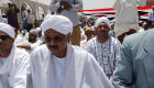 زعيم حزب الأمة السوداني يؤدي صلاة الجمعة بساحة اعتصام القيادة
