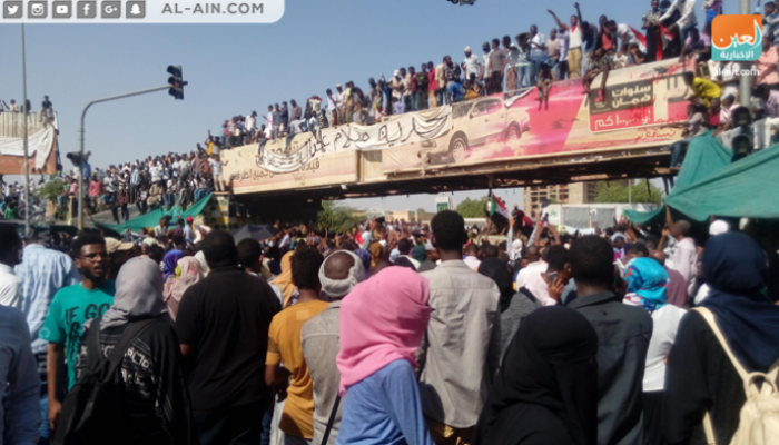 محتجون سودانيون أمام قيادة الجيش في الخرطوم