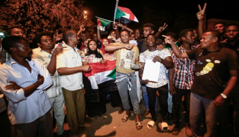 محتجون سودانيون أمام قيادة الجيش في الخرطوم