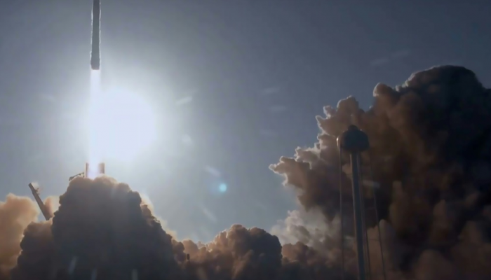 انطلاق أقوى صاروخ في العالم حاملا قمرا سعوديا إلى الفضاء