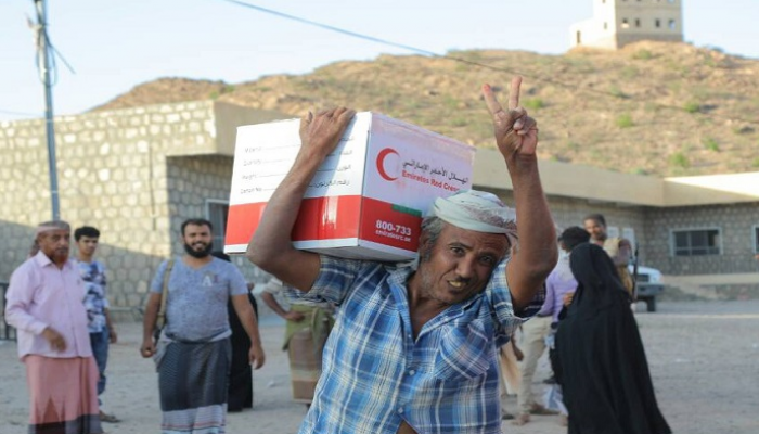 مواطن يمني يتلقى مساعدات من الهلال الأحمر