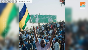 محتجون يعتصمون أمام مقر القيادة العامة للجيش