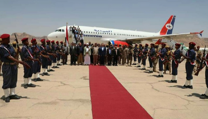 رئيس الوزراء اليمني لدى وصوله مطار سيئون