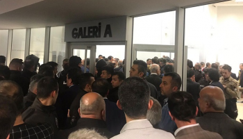أثناء اقتحام أنصار أردوغان قاعة الفرز 