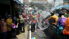 بالصور .. معارك مائية في شوارع تايلاند احتفالا بالسنة البوذية الجديدة