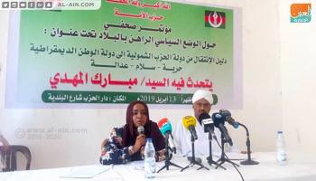 مبارك الفاضل رئيس حزب الأمة السوداني خلال المؤتمر الصحفي