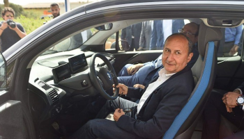وزير التجارة المصري يختبر إحدى السيارات