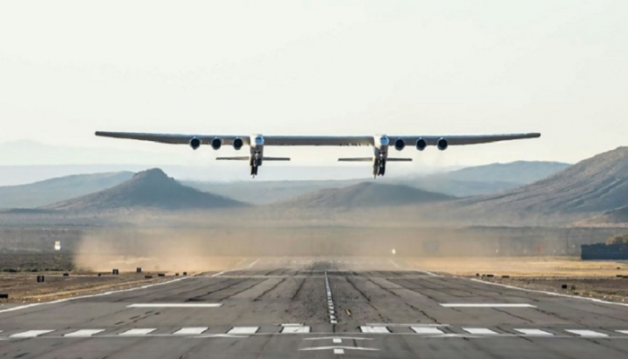 بالصور جناح أكبر طائرة في العالم يتجاوز طول ملعب كرة قدم