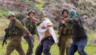 كاميرا توثق اعتداء مستوطنين على عائلة فلسطينية بالضفة