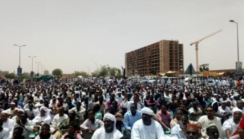 جانب من اعتصام السودانيين أمام مقر القيادة العامة للجيش