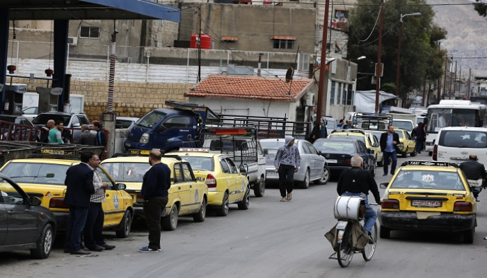 زحام شديد أمام محطات الوقود في العاصمة دمشق- أ ف ب