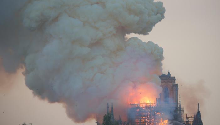 انهيار برج كاتدرائية نوتردام بالكامل بعد اندلاع حريق كبير داخله