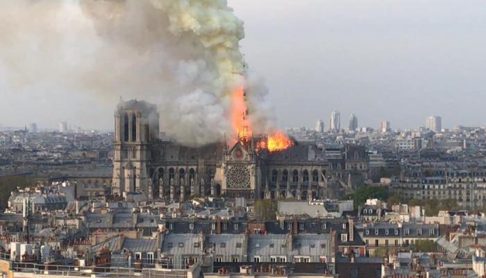 انهيار سقف كاتدرائية نوتردام في باريس.. وماكرون يتجه لموقع الحريق