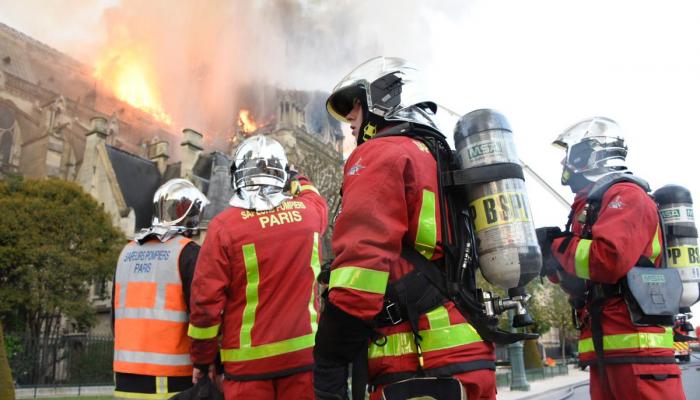 فرق الإنقاذ تسيطر جزئيا على حريق كاتدرائية نوتردام بباريس