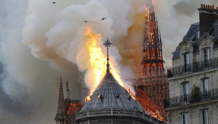 الحريق يلتهم كاتدرائية نوتردام في باريس