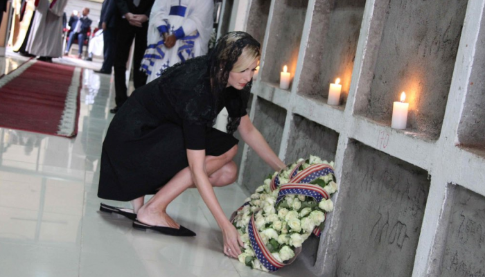 إيفانكا ترامب أثناء زيارتها لمقبرة ضحايا الطائرة الإثيوبية