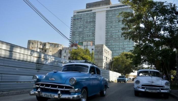 سيارات قديمة قرب فندق "هافانا ليبره" في كوبا